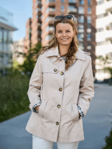 Danwear Jakke 2502-47 – Sand, praktisk og stilfuld jakke i sandfarve med justerbar hætte og lynlåslommer