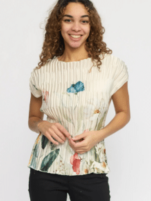 2-Biz Bluse Solla.Sp25 - Flower. Let og luftig blomstret bluse til kvinder, ideel til både hverdagsbrug og pæne anledninger.