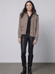 NÜ Bluse YoYo 8320 i farve 230 Mud – elegant bluse med detaljer på ærmer og hals, perfekt til både hverdag og fest..png 1