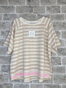 Cabana Living Laisa bluse i beige – let og klassisk bluse med løs pasform, ideel til både hverdags- og sæsonlooks.