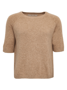 Costa Mani Strik Allie 2504610 i sandfarve – blød, klassisk strik med rund hals og ribdetaljer.