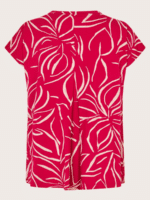 Masai T-shirt Persian Red MaEfa 1010773 er den perfekte kombination af komfort, kvalitet og enkel elegance. Den dybe Persian Red farve giver karakter og varme, mens det lette materiale gør den behagelig at have på hele dagen. Denne Masai T-shirt er skabt i en løs og afslappet pasform, som giver masser af bevægelsesfrihed. Den har en klassisk rund hals og korte ærmer, hvilket gør den nem at style både alene og i lag. Brug den med jeans for et afslappet look eller med en nederdel for et mere feminint udtryk. Materialet har en smuk struktur og et let fald, der understreger kvaliteten og giver et flatterende snit. Farven Persian Red er både iøjnefaldende og tidløs, hvilket gør T-shirten til et alsidigt stykke tøj, du kan bruge året rundt. Produktdetaljer: Model: MaEfa 1010773 Mærke: Masai Farve: Persian Red (5048) Rund hals og korte ærmer Løs og komfortabel pasform Let og struktureret stof Fordele: Ideel til både lag-på-lag og solo-look Skaber et elegant, afslappet udtryk Flot farve og god bevægelsesfrihed Med Masai T-shirt Persian Red får du et pålideligt og stilfuldt basis-item, der løfter din garderobe med både komfort og farve.