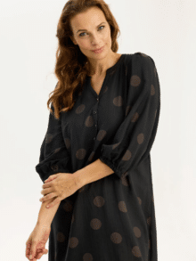 In Front Kjole Paola 16894 – Sort, elegant og feminin kjole til hverdag og fest